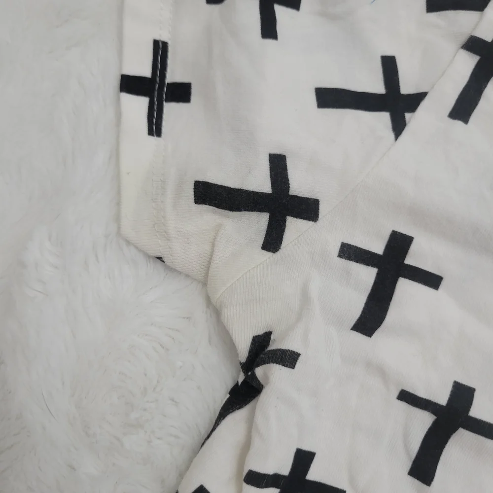 Forever 21 Monochrome Patterned Top - Picture 2 of 5